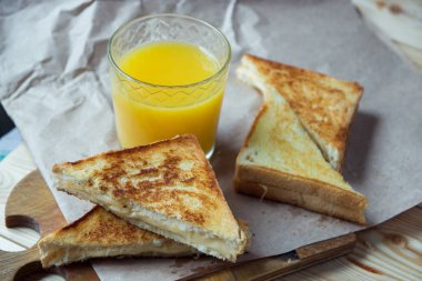 Peynirli tost kahvaltı ve portakal suyu cam için. Sandviç 