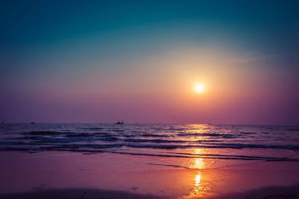 Coucher de soleil sur la plage Arabmol, Goa Nord, Inde — Photo