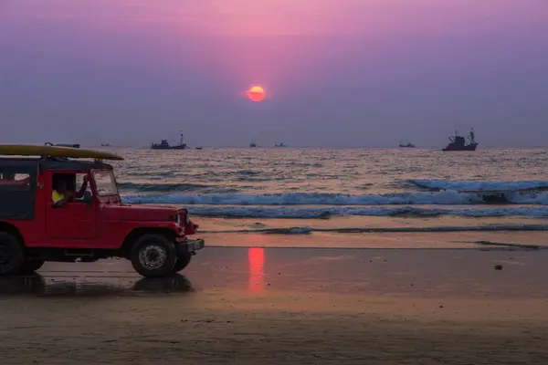 Goa, Indie – 1. března: Červené auto jeep s zachránci na Arambol beac — Stock fotografie