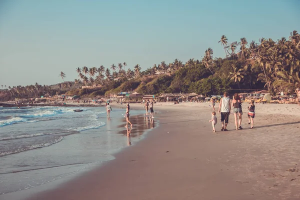 GOA, INDIA - MARCH 4: Family are walking at Little Vagator Beach — Stock Photo, Image