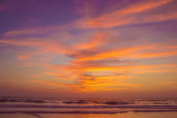 Coucher de soleil incroyable sur la plage d'Arambol, Goa Nord, Inde — Photo