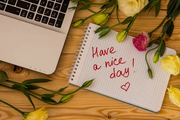 Computadora portátil, texto Tenga un buen día y flores eustoma en woo —  Fotos de Stock