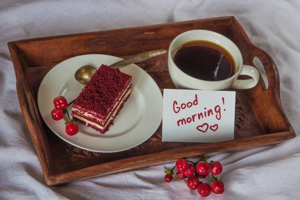 Frühstück im Bett. Tasse, Kaffee, Rot, Samt, Kuchen und Note mit T — Stockfoto