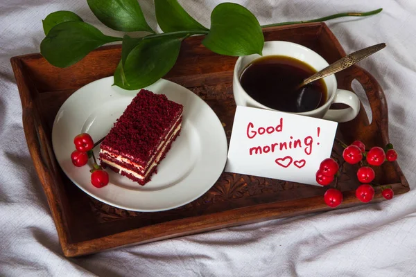 Desayuno en la cama. Copa, café, rojo, terciopelo, pastel y nota con t —  Fotos de Stock