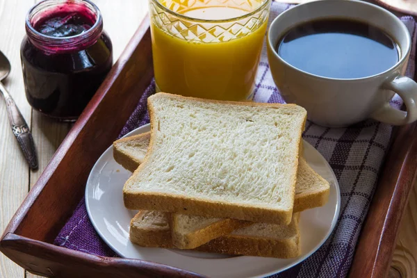 Ontbijt blueberr jam, toast, koffie en sinaasappelsap — Stockfoto