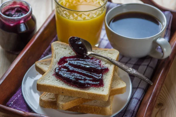 Сніданок чорничне варення, тости, кава та апельсиновий сік — стокове фото