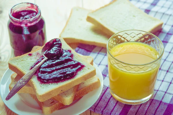 Ontbijt blueberr jam, toast, koffie en sinaasappelsap — Stockfoto