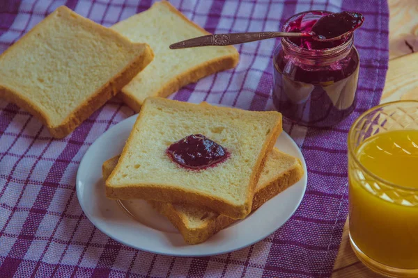 Ontbijt blueberr jam, toast, koffie en sinaasappelsap — Stockfoto