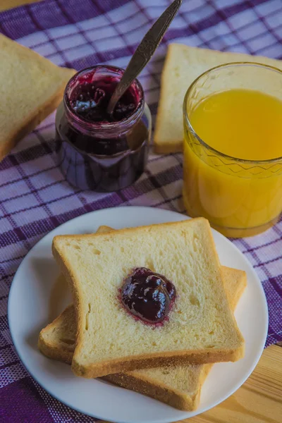 Сніданок чорничне варення, тости та апельсиновий сік — стокове фото