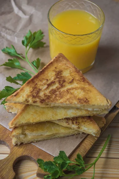 Cheese toasts for breakfast and orange juice in glass. Sandwich — Stock Photo, Image