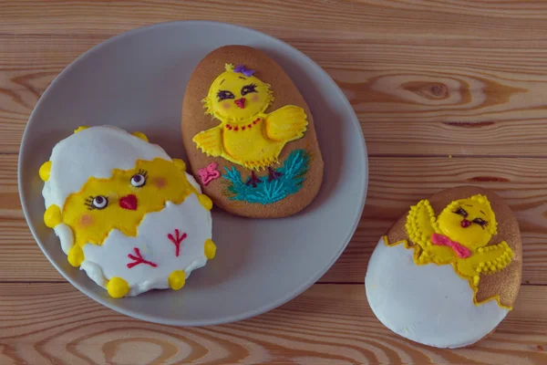 Osterhausgemachte Lebkuchen mit Zuckerguss verziert — Stockfoto