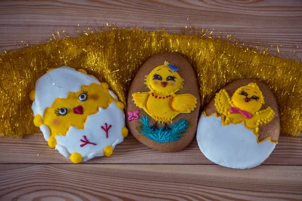 Osterhausgemachte Lebkuchen mit Zuckerguss verziert — Stockfoto