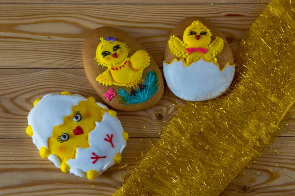 Osterhausgemachte Lebkuchen mit Zuckerguss verziert — Stockfoto