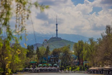 Central City Park, Almatı, Kazakistan. Göl ve Kok görünümü 