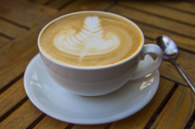 Güzel sütlü kahve fincan sanat