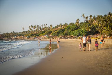 Goa, Hindistan - 4 Mart: Aile yürüme küçük Vagator kumsalda