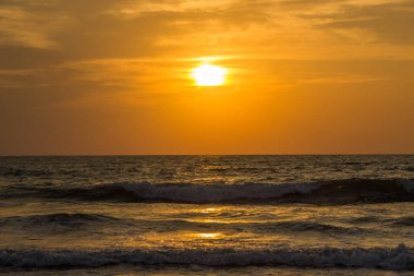 Şaşırtıcı günbatımı Arambol Beach, Kuzey Goa, Hindistan