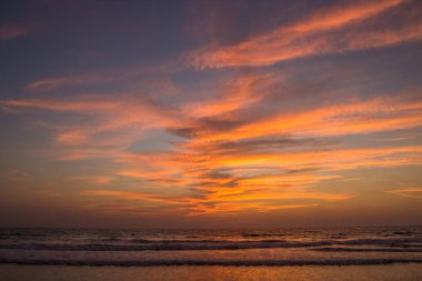 Şaşırtıcı günbatımı Arambol Beach, Kuzey Goa, Hindistan