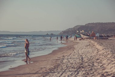 Goa, Hindistan - 6 Mart: Arambol kumsalda güzel sarışın kadın