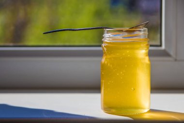 Organik saf bal kavanozuna pencere pervazına üzerinde