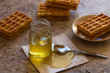 Pişmiş waffle ve kahvaltı için organik tatlı bal 