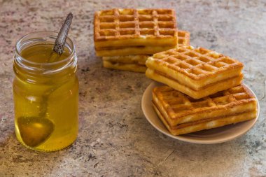 Pişmiş waffle ve kahvaltı için organik tatlı bal 