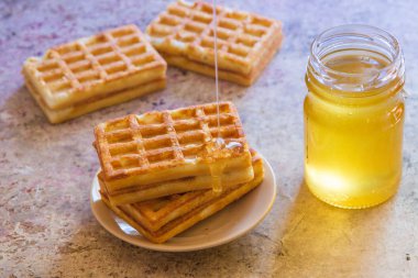 Pişmiş waffle ve kahvaltı için organik tatlı bal 