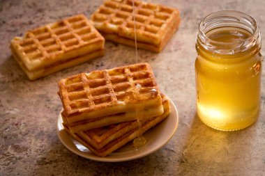 Pişmiş waffle ve kahvaltı için organik tatlı bal 