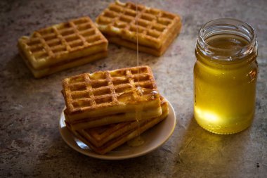 Pişmiş waffle ve kahvaltı için organik tatlı bal 