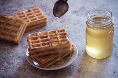 Pişmiş waffle ve kahvaltı için organik tatlı bal 