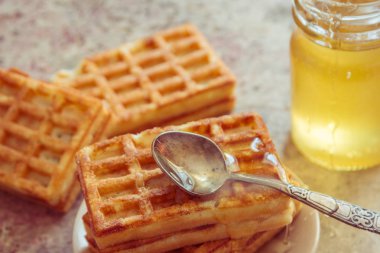Pişmiş waffle ve kahvaltı için organik tatlı bal 