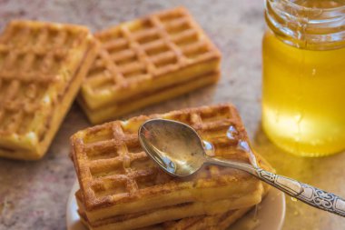Pişmiş waffle ve kahvaltı için organik tatlı bal 