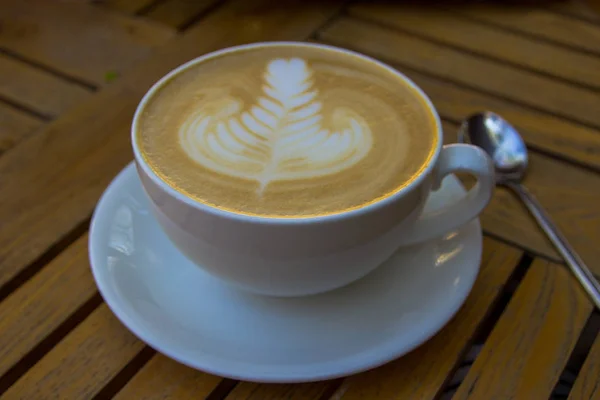 Taza de café con leche con arte hermoso — Foto de Stock