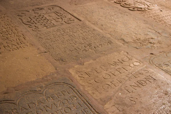 ГОА, ИНДИЯ - 5 МАРТА: Каменная табличка с надписью в церкви — стоковое фото