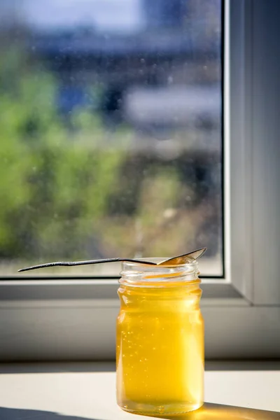 창틀에 항아리에 유기 순수한 벌 꿀 — 스톡 사진