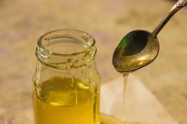 Økologisk ren honning på glass. Lukk – stockfoto