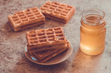 Pişmiş waffle ve kahvaltı için organik tatlı bal 