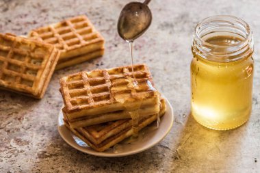 Pişmiş waffle ve kahvaltı için organik tatlı bal 