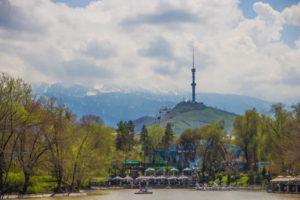 Central City Park, Almatı, Kazakistan. Göl ve Kok görünümü — Stok fotoğraf