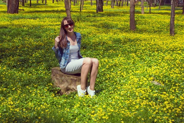 Mladá krásná žena ve žlutém poli v Central parku v Alm — Stock fotografie