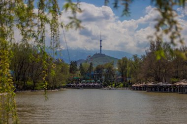 Central City Park, Almatı, Kazakistan. Göl ve Kok görünümü 