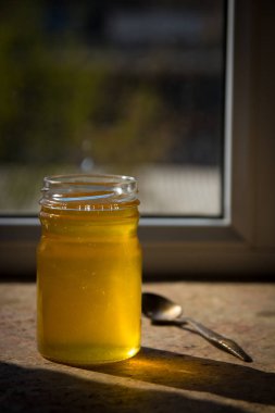 Organik saf bal kavanozuna pencere pervazına üzerinde