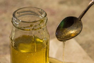 Organik saf bal kavanozuna. Yakın çekim