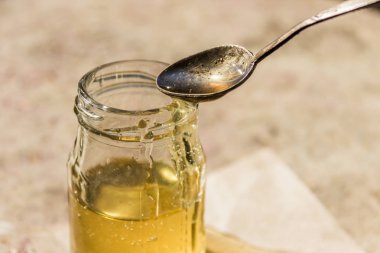 Organik saf bal kavanozuna. Yakın çekim