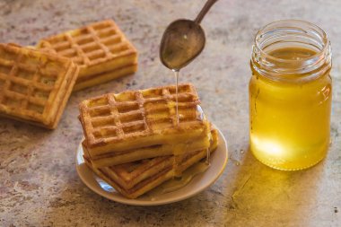 Pişmiş waffle ve kahvaltı için organik tatlı bal 