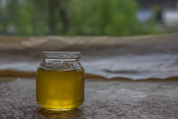 항아리와 backcground에 녹색 창에 꿀 — 스톡 사진