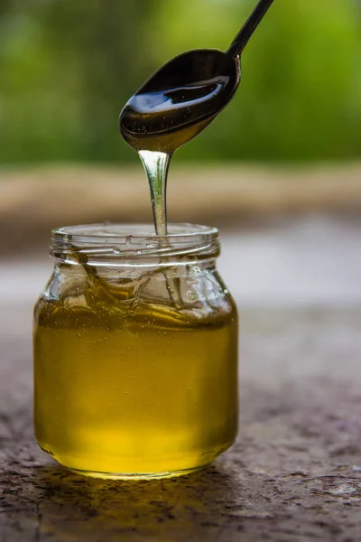 Méz jar és a zöld a backcground ablakban — Stock Fotó