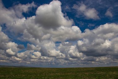 Şaşırtıcı bulutlar ve gökyüzü. Bozkır bahar, Kazakistan
