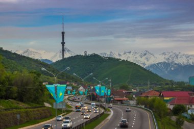 Almatı, Kazakistan - 6 Mayıs: Kok Tobe hill ve Tv kulesi. Şehir vie