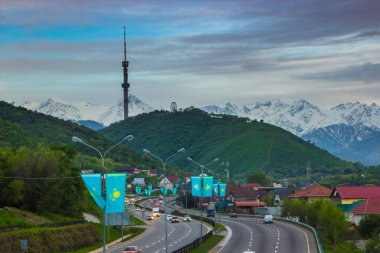 Almatı, Kazakistan - 6 Mayıs: Kok Tobe hill ve Tv kulesi. Şehir vie